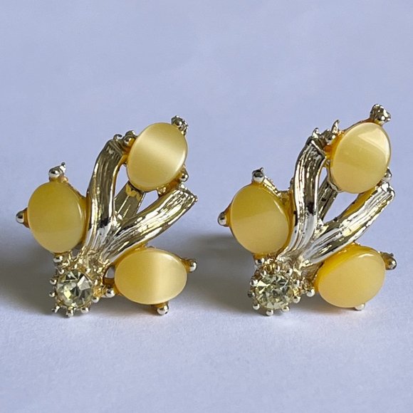 Vintage Yellow Thermoset Rhinestone Climber Clip On Earrings GoldTone 50s Lucite - Picture 4 of 10